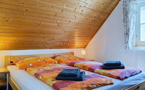 Holiday Hill 28: Schlafzimmer, Zuhause, Bettdecke, Bett, Bedding, Bettrahmen, Hartholz, Linens, Holzbeize, Kissen