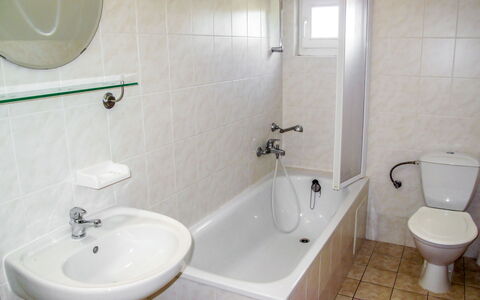 Holiday Hill 28: Badezimmer, Eigentum, Zimmer, Wand, Zapfhahn, Armatur, Fliese, Toilette, Toilleten Sitz, Fussboden