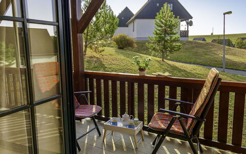 Holiday Hill 28: Eigentum, Haus, Hütte, Zimmer, Gebäude, Zuhause, Grundeigentum, Deck, Geländer, Baum
