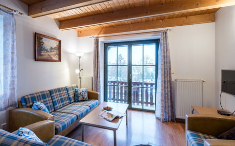 Holiday Hill 32: Möbel, Tabelle, Eigentum, Blau, Komfort, Couch, Holz, Beleuchtung, Bilderrahmen, Interior Design