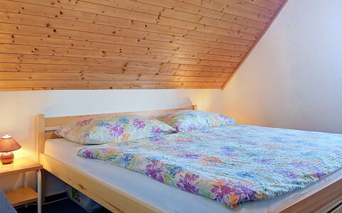 Holiday Hill 32: Bett, Schlafzimmer, Holz, Bedding, Bettdecke, Interior Design, Flooring, Fussboden, Zimmer, Bettrahmen