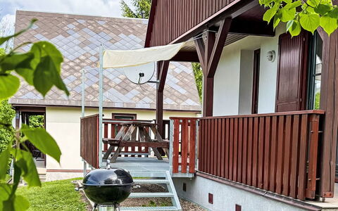 Holiday Hill 32: Hütte, Zuhause, Veranda, Rasen, Garten, Hinterhof, Garten, Schatten, Landscaping, Abstellgleis