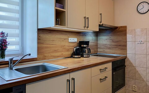 Holiday Hill 32: Countertop, Cabinetry, Küchengerät, Küche, Holz, Flooring, Möbel, Interior Design, Major Appliance, Haushaltsgerät