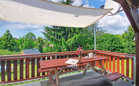 Holiday Hill 32: Gartenmöbel, Schatten, Veranda, Tisch Im Freien, Deck, Stuhl, Outdoor Struktur, Terrasse, Hinterhof, Holzbeize