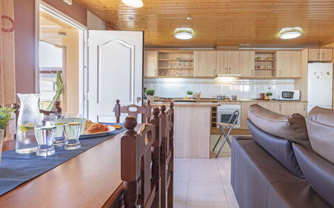 Lorena: Countertop, Zimmer, Eigentum, Decke, Gebäude, Interior Design, Möbel, Küche, Cabinetry, Grundeigentum