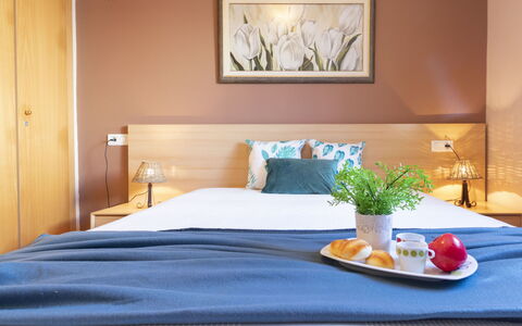 Lorena: Schlafzimmer, Bett, Möbel, Zimmer, Eigentum, Bettdecke, Interior Design, Suite, Matratze, Bettrahmen