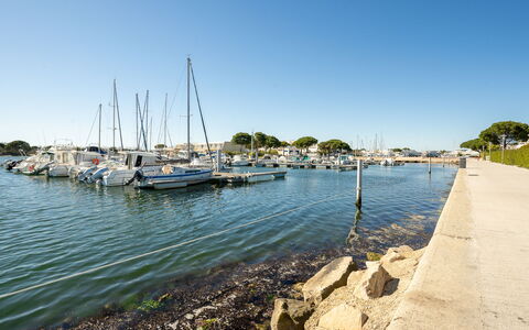 Isle Catherine: Wasser, Daytime, Himmel, Gebäude, Azurblau, Schwimmbad, Freizeit, Rechteck, Verbundwerkstoff, Urban Design