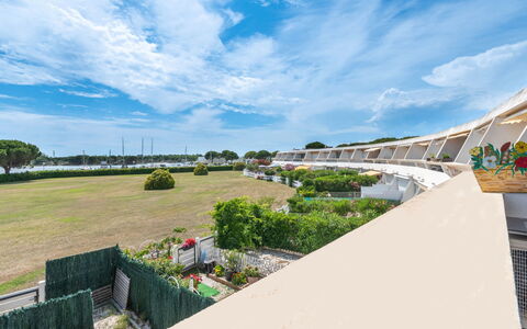 Isle Catherine: Wasser, Daytime, Himmel, Gebäude, Azurblau, Schwimmbad, Freizeit, Rechteck, Verbundwerkstoff, Urban Design