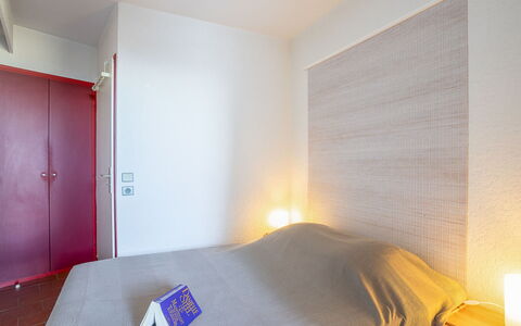 Le Grand Large: Zimmer, Schlafzimmer, Bett, Eigentum, Bettdecke, Möbel, Matratze, Wand, Bedding, Gips