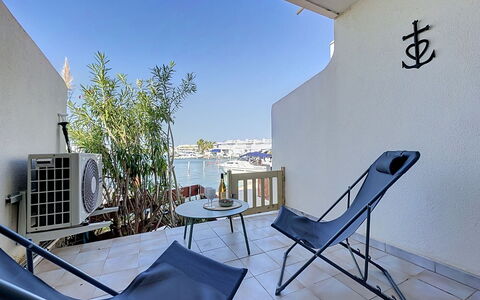 Port Camargue 205: Möbel, Wohnung, Stuhl, Schatten, Balkon, Gartenmöbel, Watercraft, Boot, Resort, Yachthafen