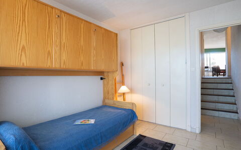 Ulysse Port de Plage: Zimmer, Schlafzimmer, Möbel, Eigentum, Bett, Bettdecke, Gebäude, Wand, Interior Design, Grundeigentum