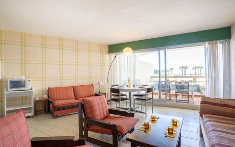 Ulysse Port de Plage: Zimmer, Möbel, Eigentum, Interior Design, Wohnzimmer, Gebäude, Suite, Haus, Tabelle, Fussboden