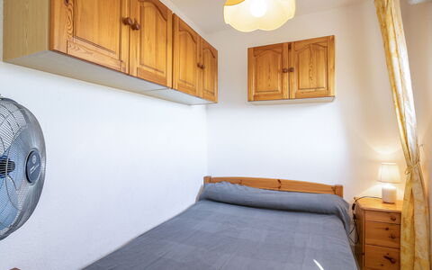 Terrasse du Soleil: Bett, Schlafzimmer, Zimmer, Möbel, Eigentum, Interior Design, Bettrahmen, Wand, Fussboden, Haus