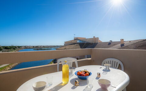 Terrasse du Soleil: Tabelle, Himmel, Geschirr, Daytime, Eigentum, Möbel, Wasser, Licht, Azurblau, Gebäude
