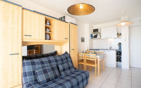 Terrasse du Soleil: Zimmer, Eigentum, Möbel, Interior Design, Fussboden, Gebäude, Haus, Decke, Wohnzimmer, Gelb