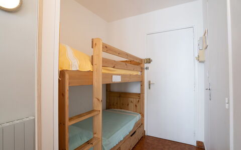 Saint Patrick: Zimmer, Bett, Eigentum, Möbel, Etagenbett, Herberge, Haus, Gebäude, Fussboden, Schlafzimmer