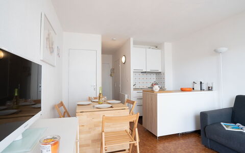 Saint Patrick: Zimmer, Eigentum, Möbel, Interior Design, Gebäude, Fussboden, Haus, Decke, Wand, Tabelle