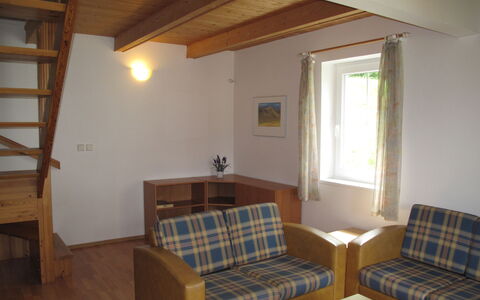 Holiday Hill 36: Möbel, Eigentum, Couch, Tabelle, Komfort, Holz, Fenster, Beleuchtung, Interior Design, Die Architektur