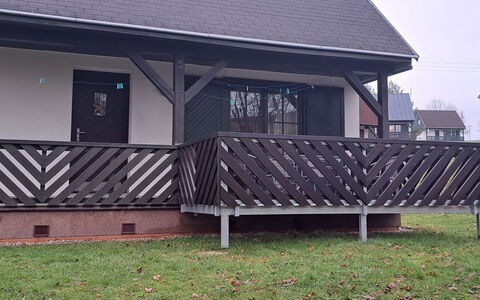 Holiday Hill 39: Eigentum, Pflanze, Gebäude, Fenster, Holz, Schatten, Die Architektur, Haus, Gras, Wand