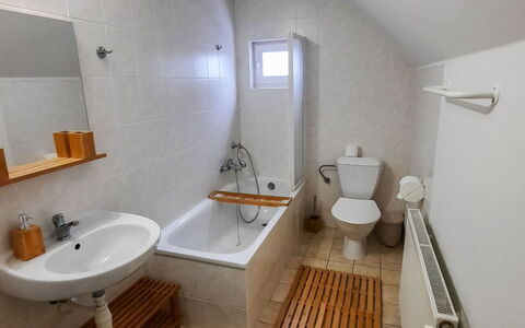 Holiday Hill 47: Zapfhahn, Armatur, Sinken, Bad Sink, Eigentum, Badewanne, Gebäude, Holz, Badezimmer, Spiegel