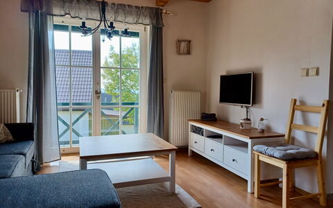 Holiday Hill 47: Möbel, Eigentum, Couch, Komfort, Tabelle, Holz, Fernsehen, Gebäude, Fussboden, Schatten