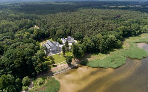 Manowce Palace: Baum, Wasserweg, Bank, Estate, Landschaft, Wasserlauf, Zuhause, Villa, Kanal, Vogelperspektive
