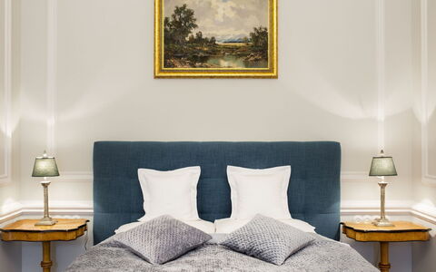 Manowce Palace: Möbel, Interior Design, Schlafzimmer, Bett, Bedding, Fussboden, Holz, Flooring, Bettdecke, Zimmer