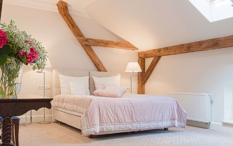 Manowce Palace: Interior Design, Möbel, Bett, Wand, Schlafzimmer, Holz, Decke, Fussboden, Flooring, Zimmer