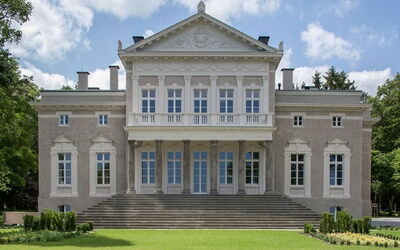 Manowce Palace