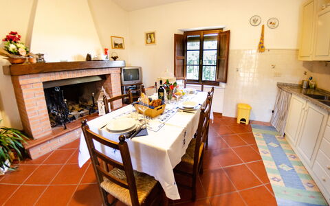 Orto Degli Olivi Proprietà: Zimmer, Eigentum, Möbel, Esszimmer, Gebäude, Interior Design, Fussboden, Haus, Grundeigentum, Tabelle