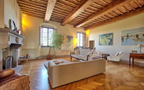 Palazzo Del Capitano: Eigentum, Wohnzimmer, Gebäude, Zimmer, Interior Design, Möbel, Decke, Haus, Estate, Holzboden