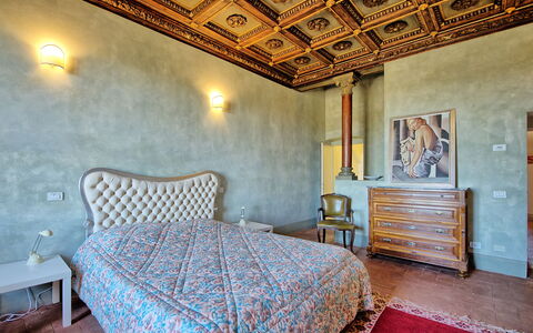 Palazzo Del Capitano: Schlafzimmer, Zimmer, Eigentum, Möbel, Bett, Bettdecke, Interior Design, Gebäude, Bettrahmen, Wand