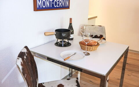 Zermatt 80: Möbel, Interior Design, Tabelle, Flooring, Stuhl, Fussboden, Zimmer, Küche & Esszimmer Tisch, Bilderrahmen, Esszimmer