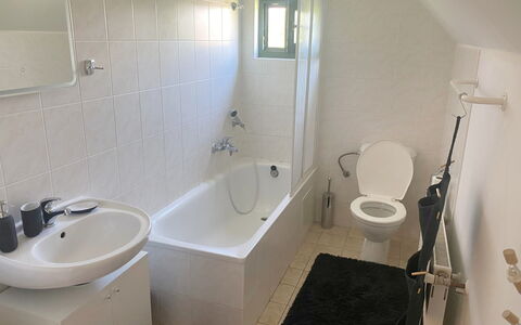 Holiday Hill 42: Armatur, Zapfhahn, Bad Sink, Eigentum, Badewanne, Sinken, Badezimmer, Interior Design, Holz