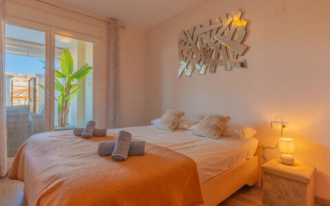 Dénia 479: Schlafzimmer, Bett, Interior Design, Holz, Möbel, Bettdecke, Bedding, Fussboden, Flooring, Zimmer