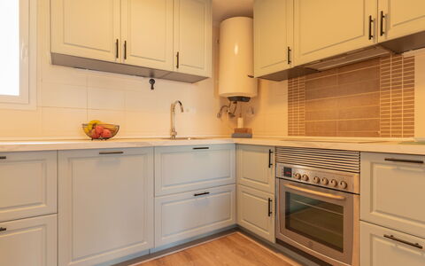 Dénia 479: Küche, Cabinetry, Countertop, Küchengerät, Interior Design, Flooring, Holz, Major Appliance, Möbel, Schrank