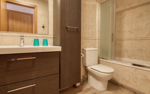 Dénia 479: Badezimmer, Zimmer, Eigentum, Fussboden, Interior Design, Fliese, Sinken, Möbel, Zapfhahn, Die Architektur