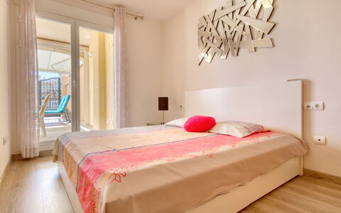 Dénia 479: Schlafzimmer, Bett, Möbel, Zimmer, Eigentum, Interior Design, Wand, Bettrahmen, Bettdecke, Rosa