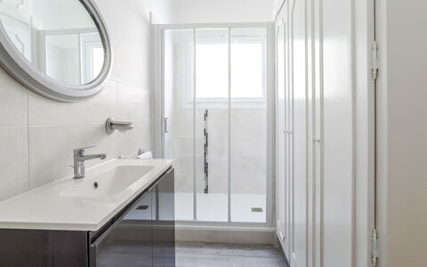 Saint Palais sur Mer 148: Badezimmer, Zimmer, Weiss, Eigentum, Fussboden, Interior Design, Fliese, Die Architektur, Decke, Gebäude