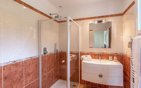 Muratello: Spiegel, Gebäude, Armatur, Zapfhahn, Badezimmer, Sinken, Holz, Interior Design, Flooring, Komfort