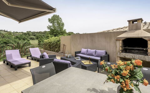 Muratello: Blume, Möbel, Eigentum, Gebäude, Himmel, Pflanze, Blumentopf, Interior Design, Wohnzimmer, Gartenmöbel