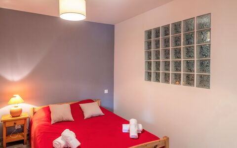 Paoli: Gebäude, Möbel, Komfort, Holz, Beleuchtung, Interior Design, Kissen, Schatten, Bettrahmen