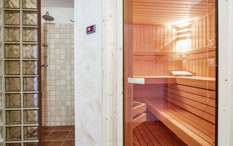 Willa Vinci: Tür, Holz, Gebäude, Fenster, Fussboden, Flooring, Holzbeize, Wand, Rechteck