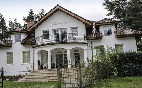Willa Vinci: Pflanze, Himmel, Fenster, Eigentum, Gebäude, Haus, Baum, Grundstueck, Gras