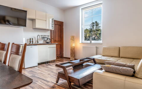 Willa Vinci: Möbel, Tabelle, Gebäude, Holz, Couch, Pflanze, Beleuchtung, Cabinetry, Interior Design, Flooring