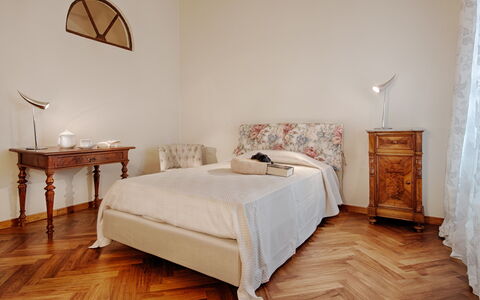 Tenuta Cambiano: Schlafzimmer, Möbel, Bett, Zimmer, Fussboden, Eigentum, Holzboden, Interior Design, Bettrahmen, Wand