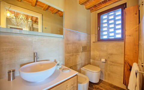 Villa Massimiliano: Badezimmer, Zimmer, Eigentum, Gebäude, Interior Design, Haus, Grundeigentum, Fussboden, Estate, Decke
