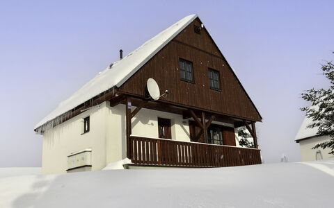 Holiday Hill 65: Himmel, Gebäude, Eigentum, Fenster, Schnee, Baum, Steigung, Holz, Haus, Hütte