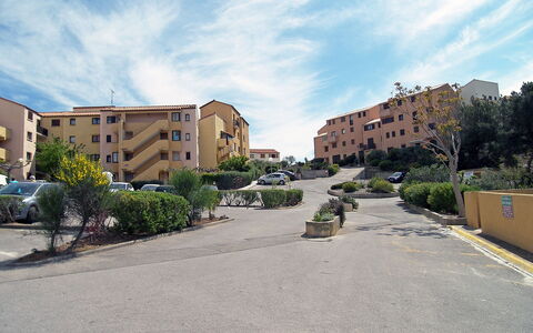 Pleine Vue sur Mer: Wolke, Himmel, Pflanze, Gebäude, Daytime, Strassenbelag, Fenster, Asphalt, Urban Design, Grundstueck