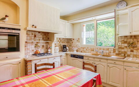 Coët a Tous: Eigentum, Zimmer, Möbel, Countertop, Cabinetry, Küche, Interior Design, Fussboden, Gebäude, Zuhause
